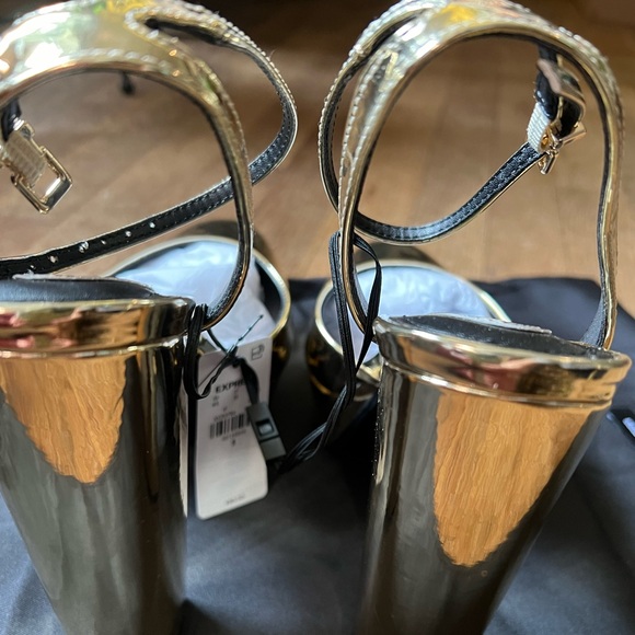 EXPRESS Metallic Rounded Toe
Platform Pumps - Picture 3 of 10